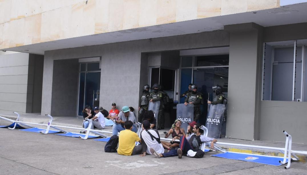 Los estudiantes en la entrada de la Gobernación.