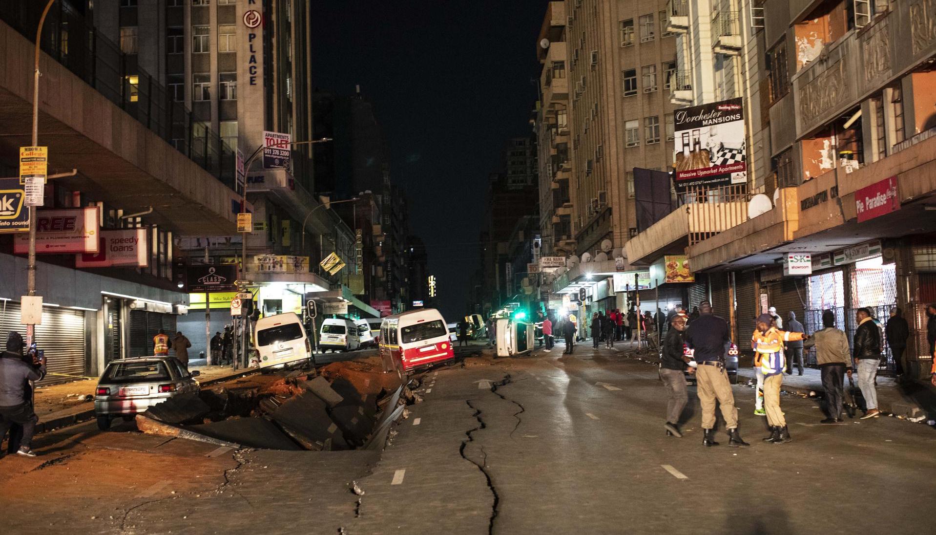 Estragos en calle de Sudáfrica por explosión.
