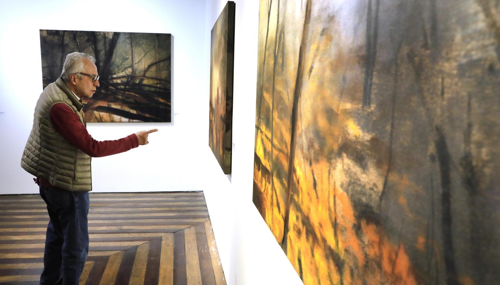Un hombre en la exposición de la artista plástica colombiana, María Cristina Cortés.