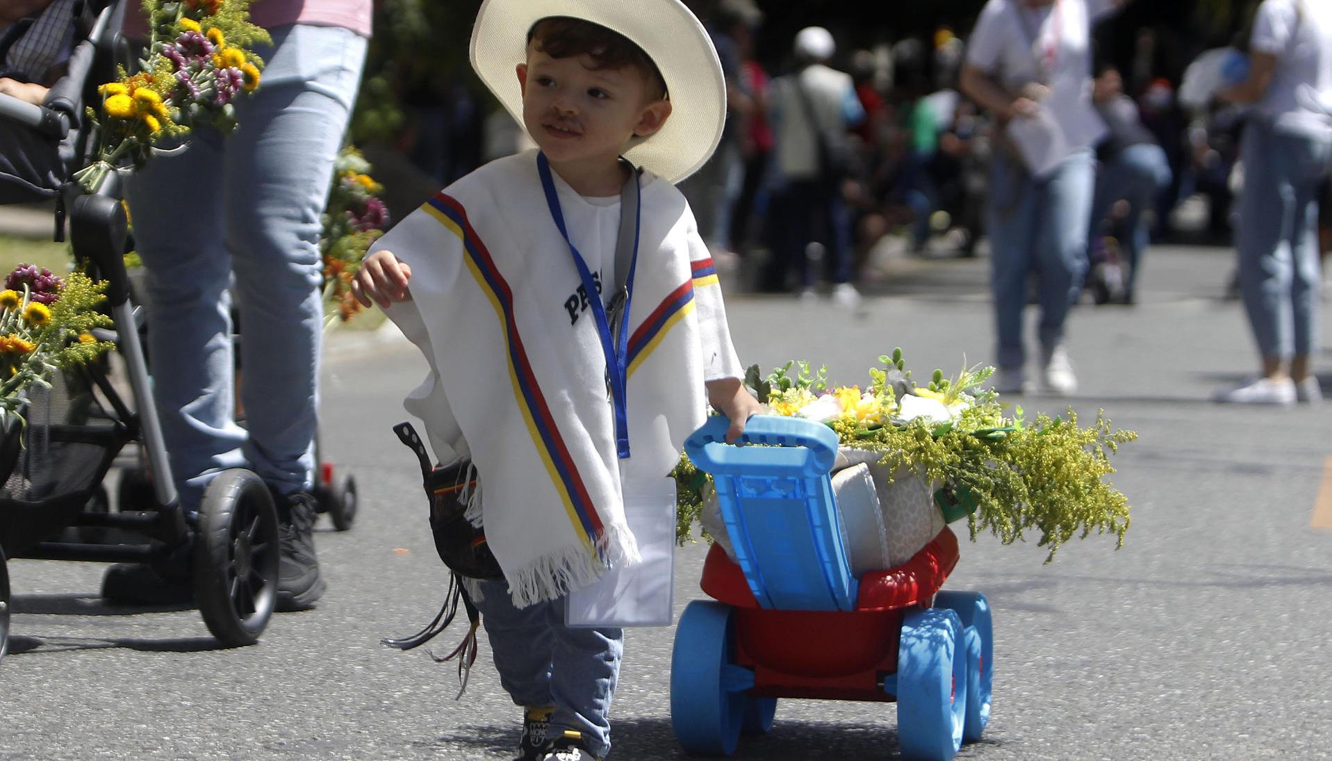 Niños participan en la edición 34 del Desfile de Silleteritos.
