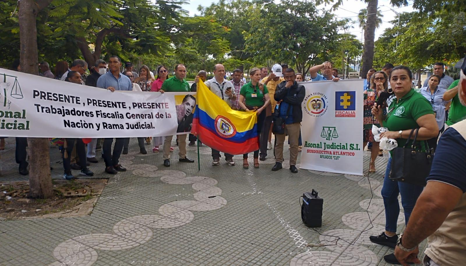Fiscales amenazados protestando. 