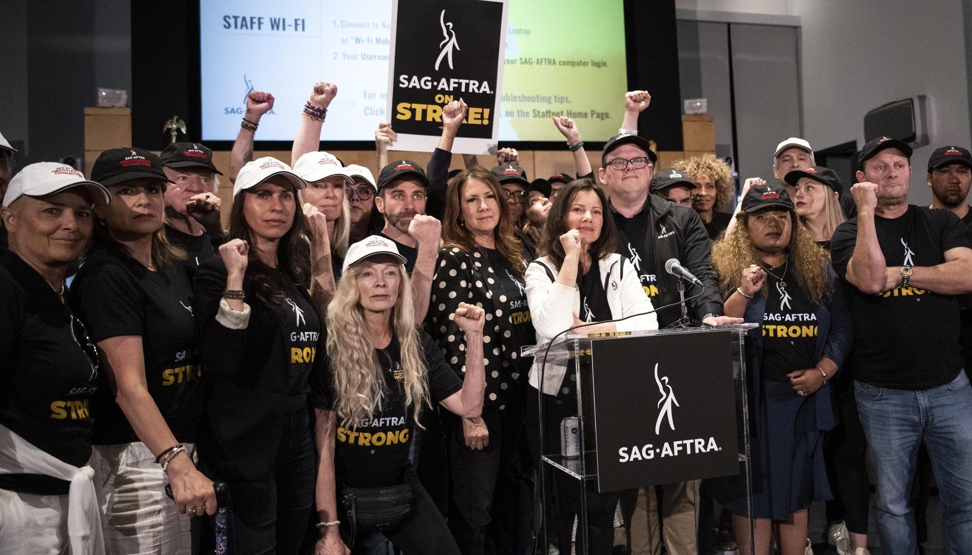 La presidenta de SAG-AFTRA (Screen Actors Guild - American Federation of Television and Radio Artists), Fran Drescher (c). 