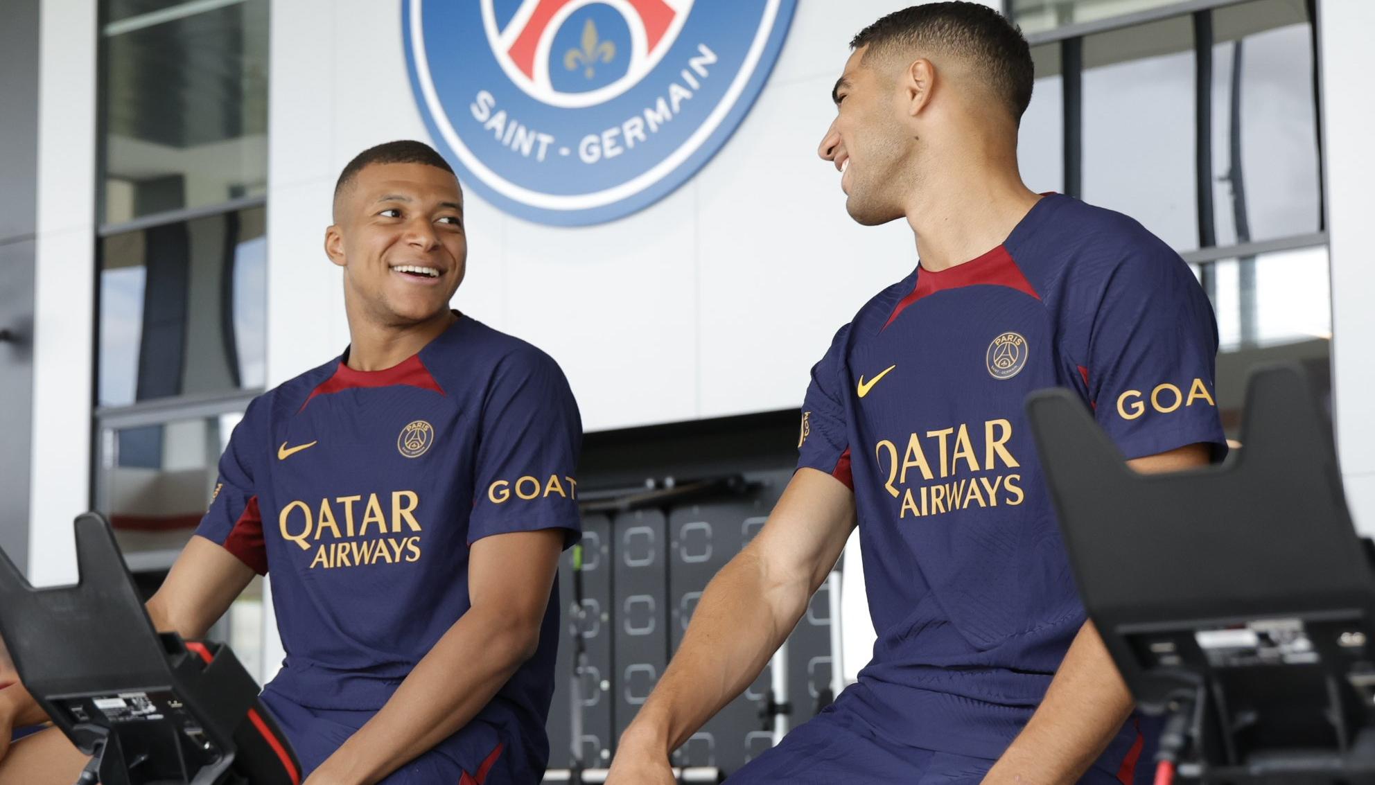 Kylian Mbappé con su compañero de equipo Achraf Hakimi.