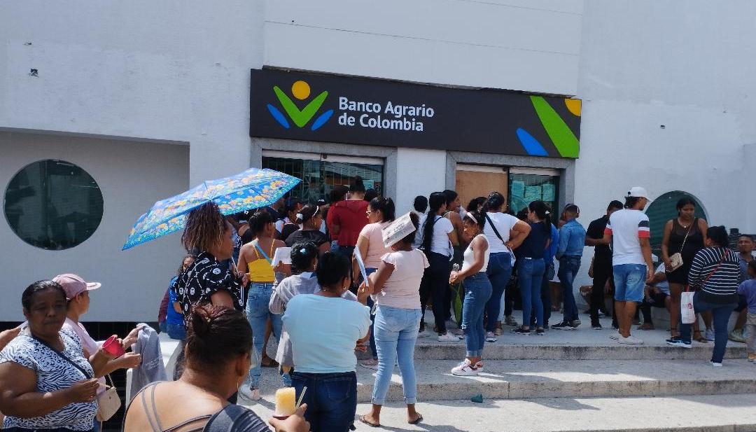 Largas filas en el Banco Agrario para el pago de subsidios.