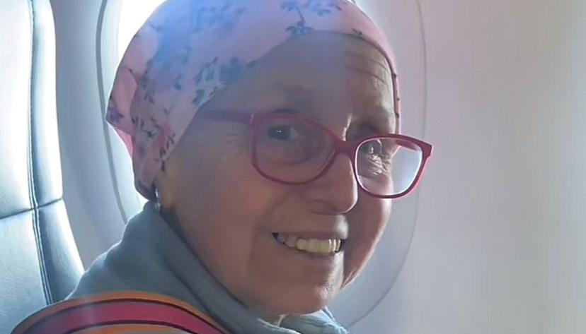 Laura mientras escuchaba el homenaje que le hizo el piloto. 