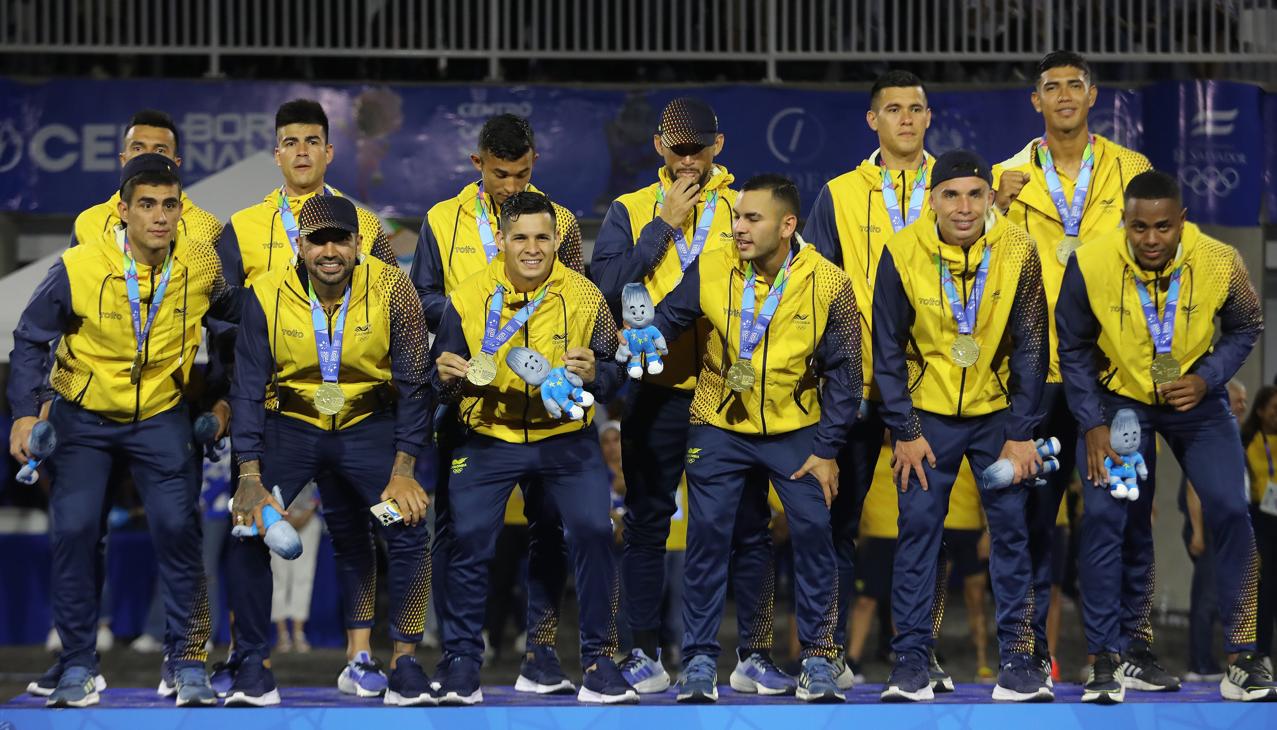 Los integrantes de la Selección Colombia de fútbol plata tras recibir la medalla de oro.