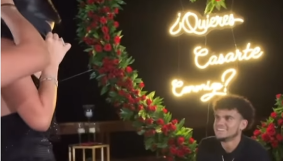 Luis Díaz le propone matrimonio a Geraldine Ponce.