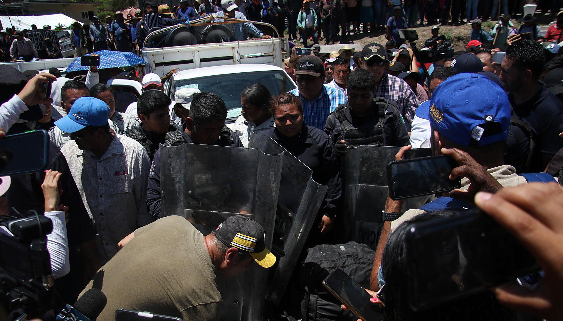 Manifestantes liberan hoy a funcionarios en el municipio de Chilpancingo en el estado de Guerrero (México).