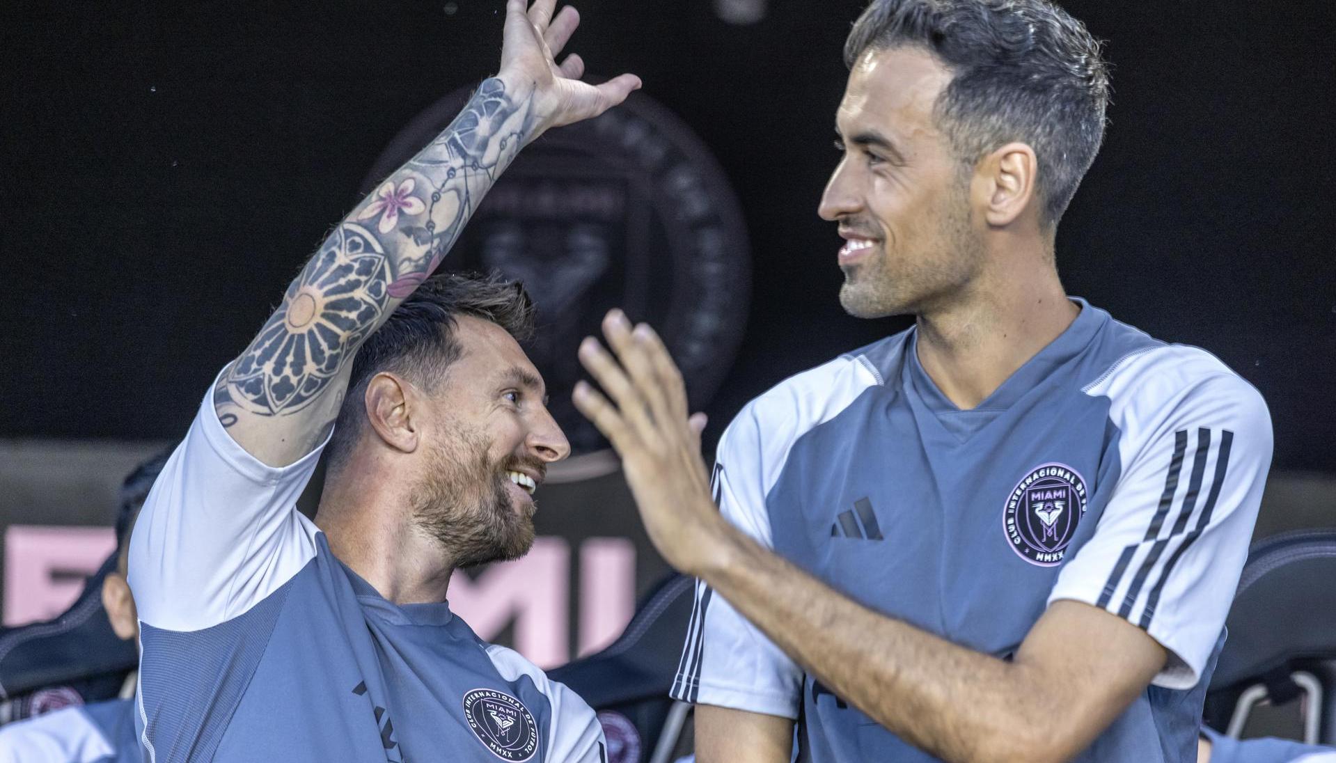 Lionel Messi, jugador del Inter Miami CF, habla con su compañero de equipo, el español Sergio Busquets.