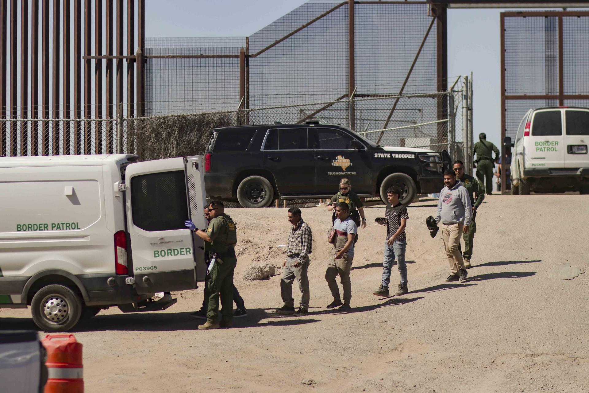 Fotografía de archivo de migrantes detenidos en El Paso, Texas. 