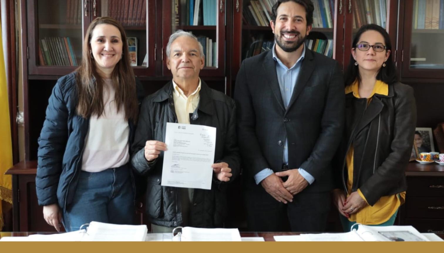 El ministro de Hacienda, Ricardo Bonilla González, con el presupuesto 2024 presentado este sábado al Congreso.
