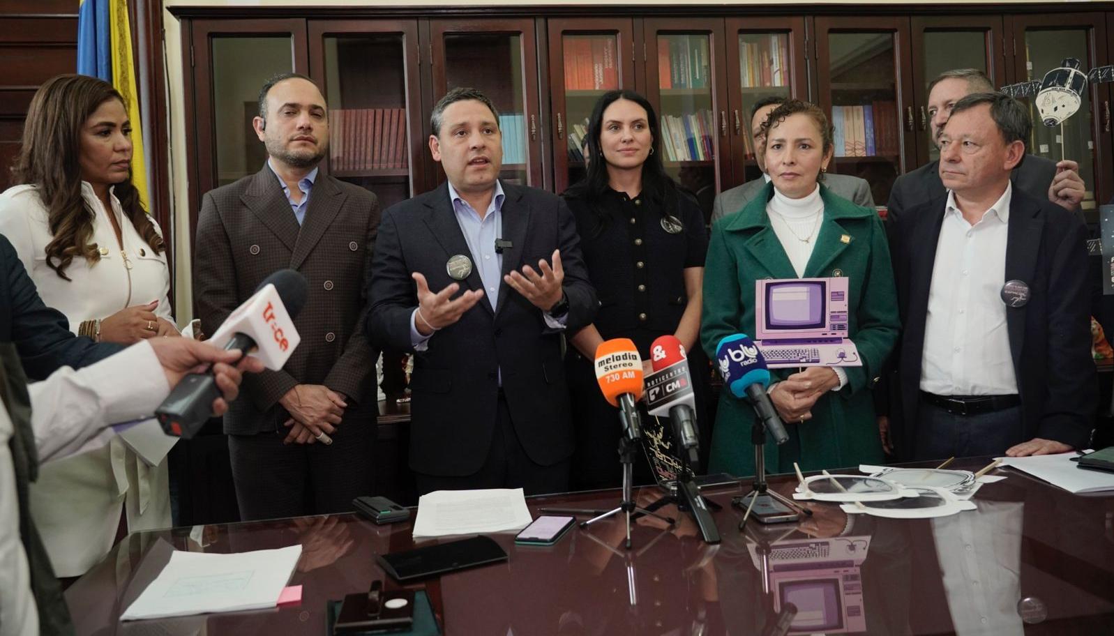 Ministro de las TIC, Mauricio Lizcano, explicó detalles del proyecto.