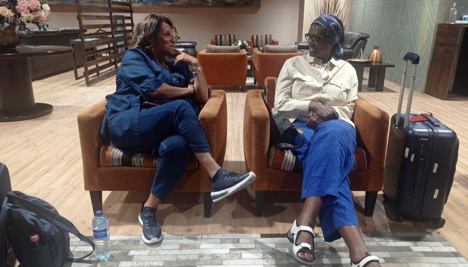 Mireille Fanon, presidenta de la Fundación Frantz Fanon y Winnie Byanyima, directora Ejecutiva de ONUSIDA.