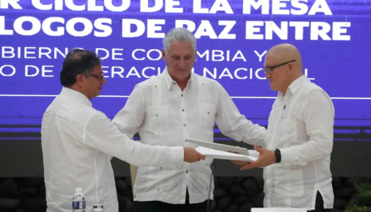 El presidente de Colombia, Gustavo Petro, entrega documentos al jefe máximo de la guerrilla del ELN, Antonio García. 