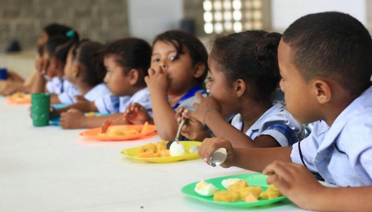 Niños atendidos con el PAE en un colegio de la Guajira