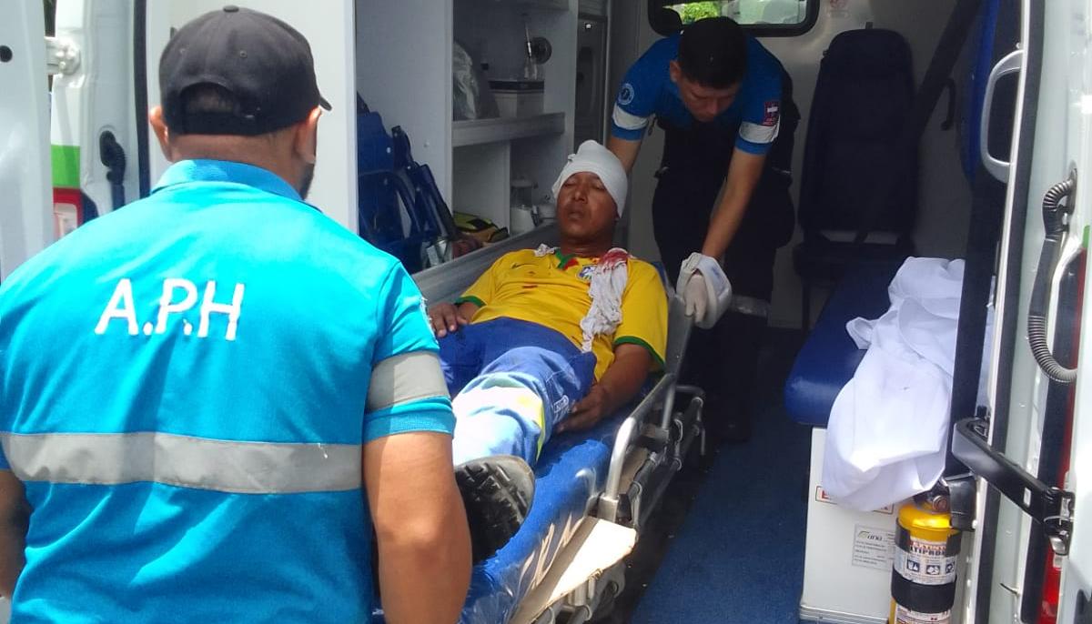 El operario agredido fue trasladado en una ambulancia a una clínica. 