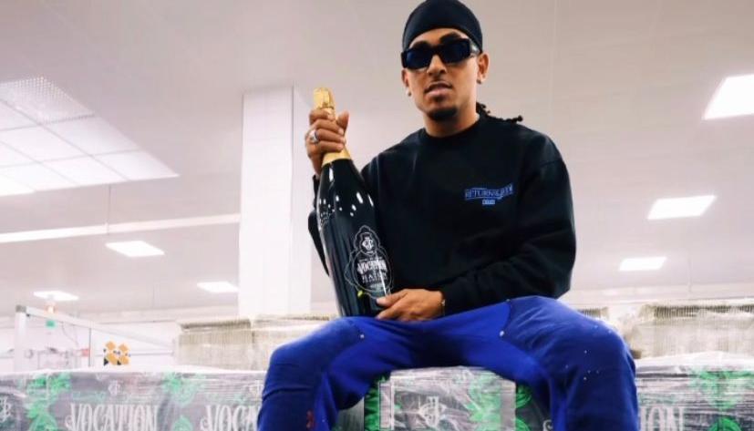 Ozuna con su nueva marca de bebidas, "Vocation". 