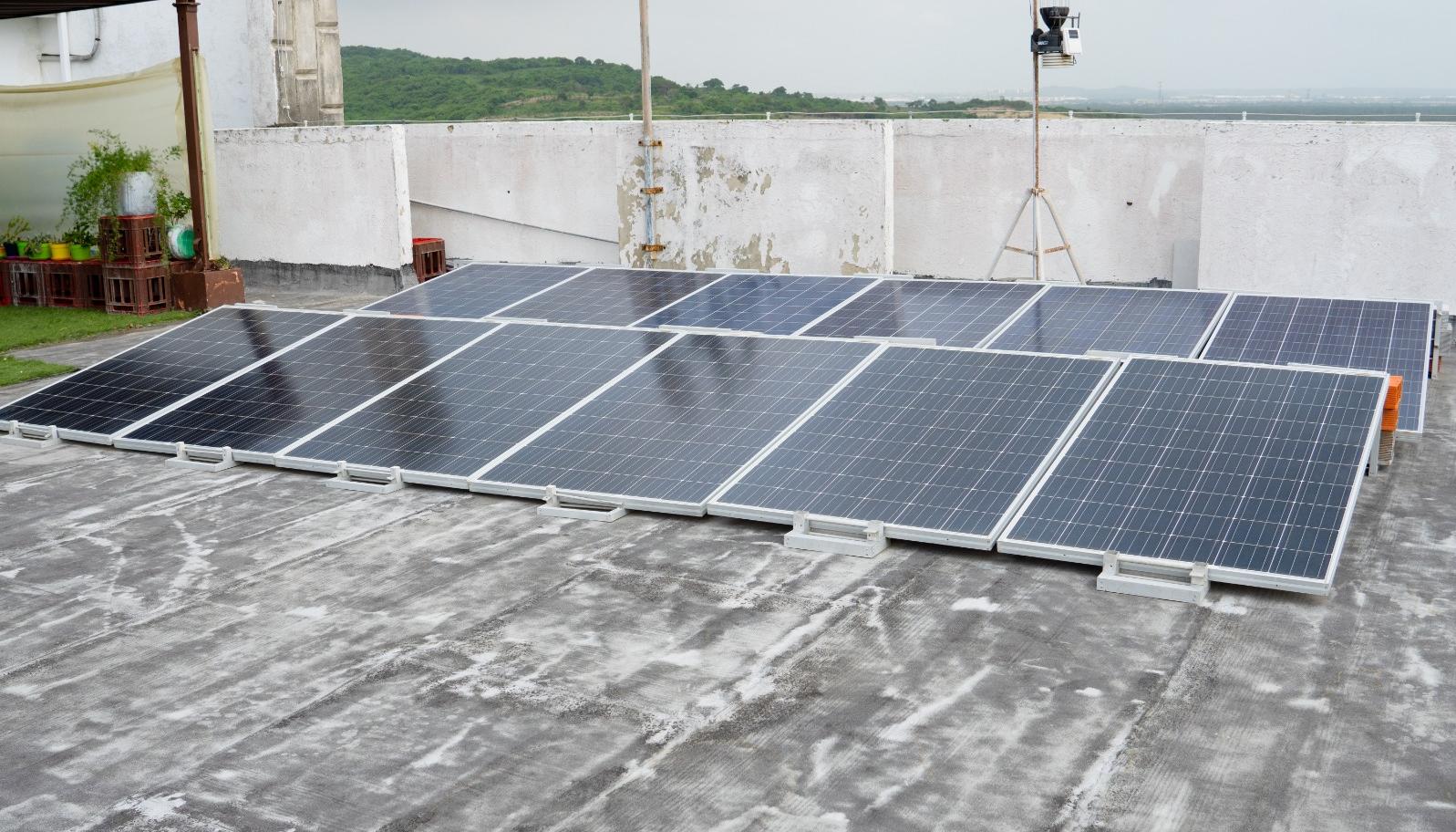 Paneles solares en construcción.