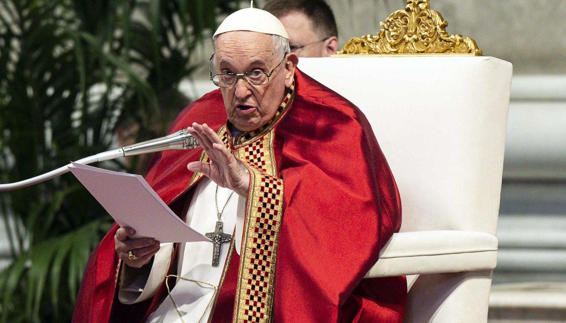 El papa Francisco oficia la misa en la Basílica de San Pedro en el Vaticano. 