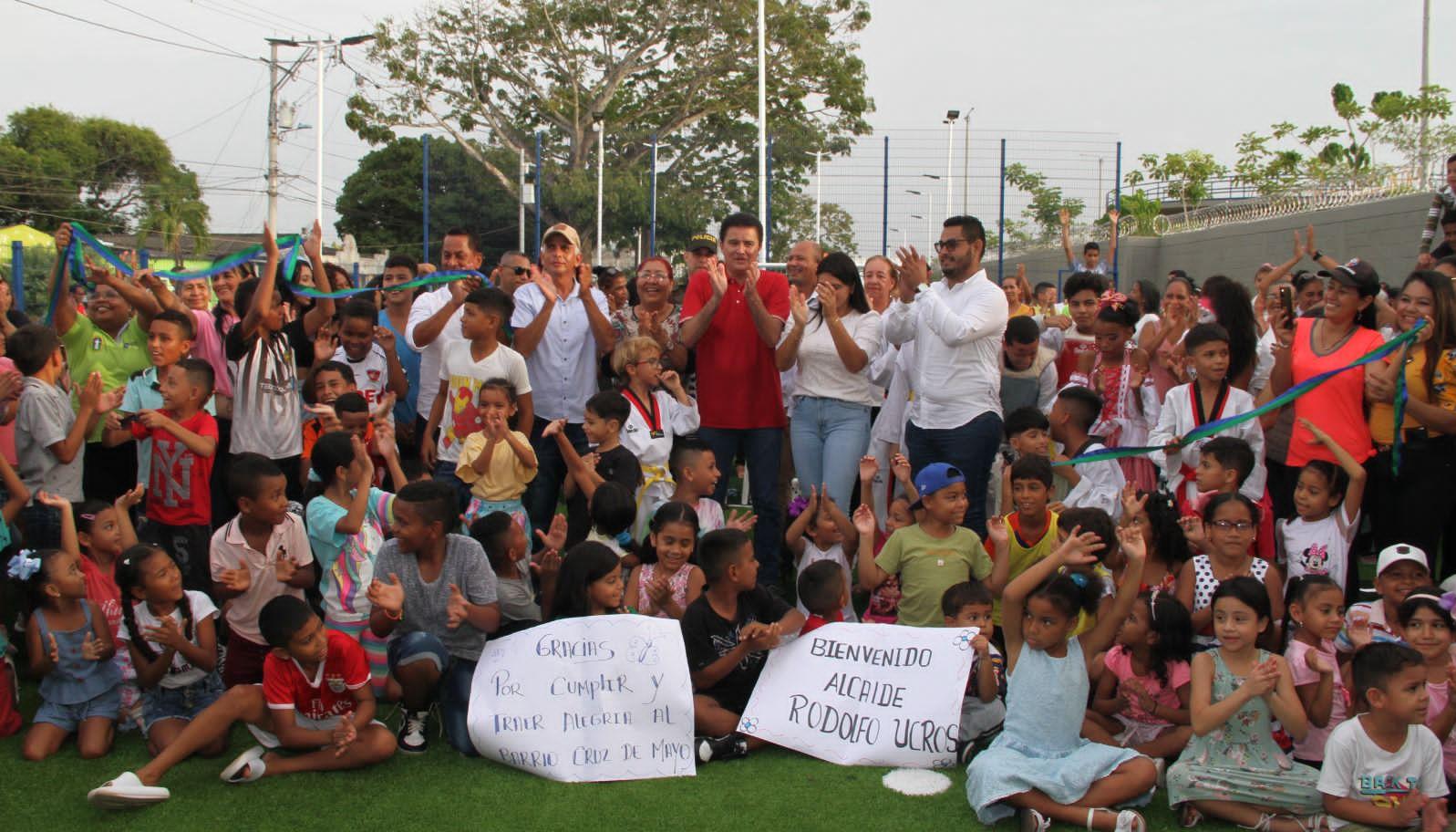 Rodolfo Ucrós Rosales, alcalde de Soledad junto a la comunidad.