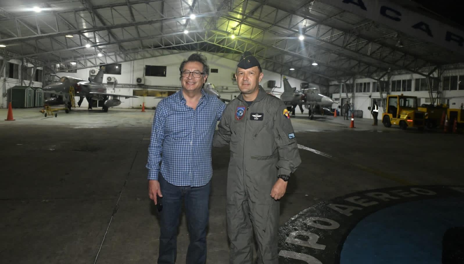 El Presidente de la República, Gustavo Petro y el Coronel Andrés Felipe Vargas Rodríguez, comandante del Grupo Aéreo del Caribe.