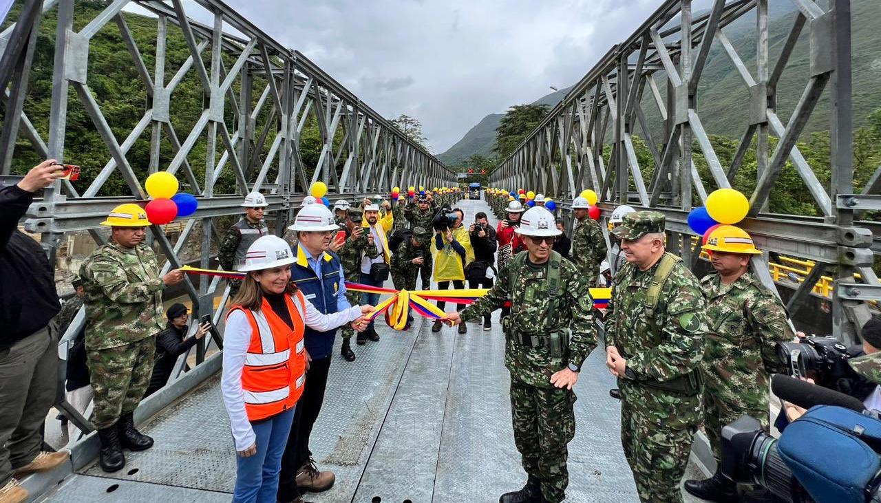 Puente militar para habilitar el paso en la vía Bogotá-Villavicencio
