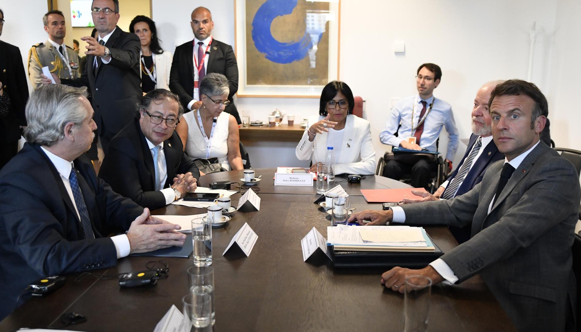 Reunión de los presidentes de Francia, Colombia, Argentina y Brasil con gobierno de Venezuela y la oposición. 