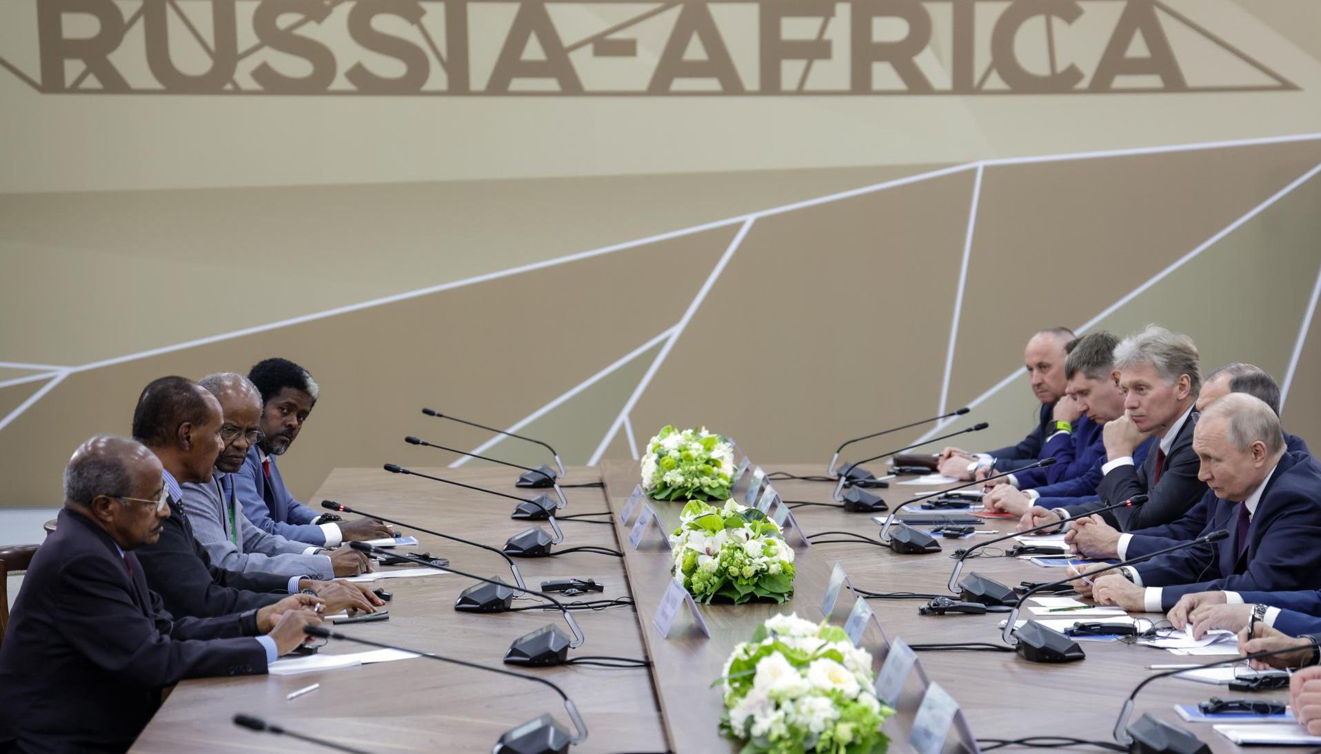 El presidente eritreo, Isaias Afewerki, (2-i) durante una reunión con su homólogo ruso, Vladimir Putin. 
