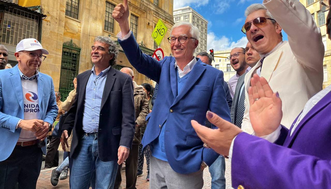 Jorge Enrique Robledo, camino a la Registraduría para su inscripción a la Alcaldía de Bogotá.