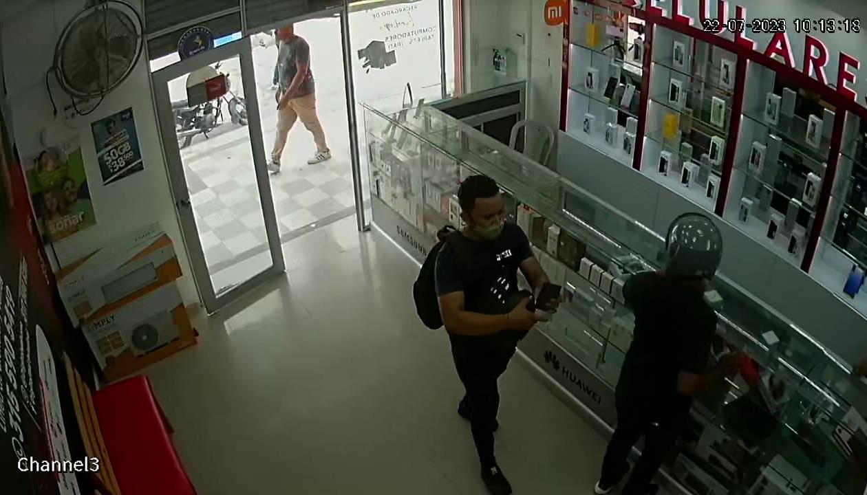 Ladrones en moto robaron tienda de tecnología en el Centro.