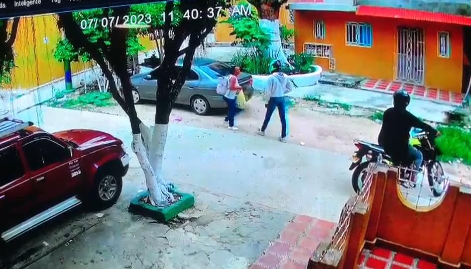 Dos sujetos en moto roban a mujer en Ciudadela 20 de julio.