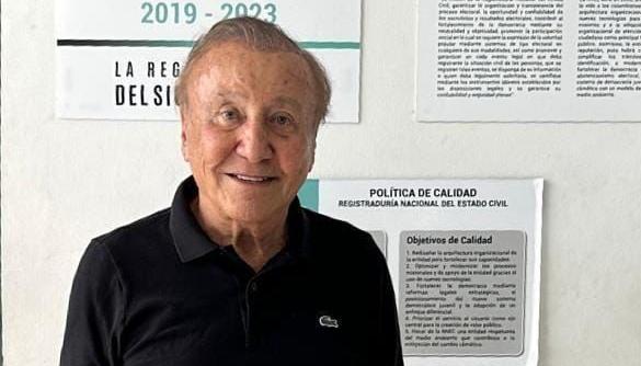 Rodolfo Hernández al inscribir su candidatura.