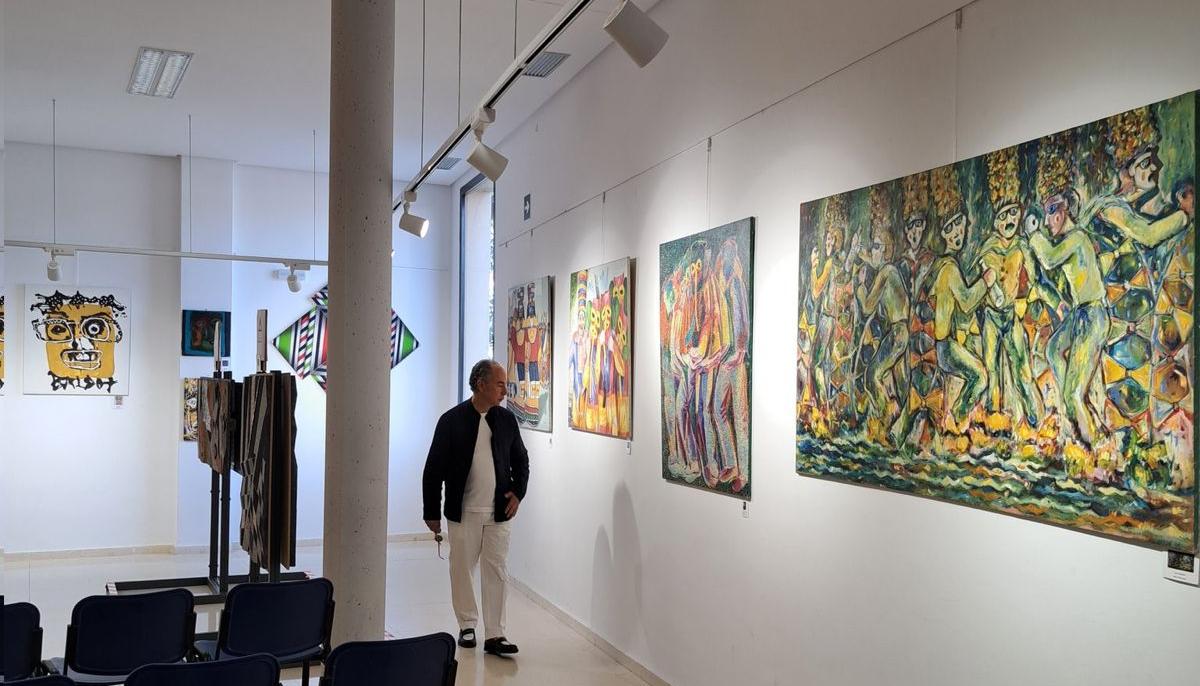 Exposición de grupos de artistas y colombianos durante la celebración del 20 de julio.