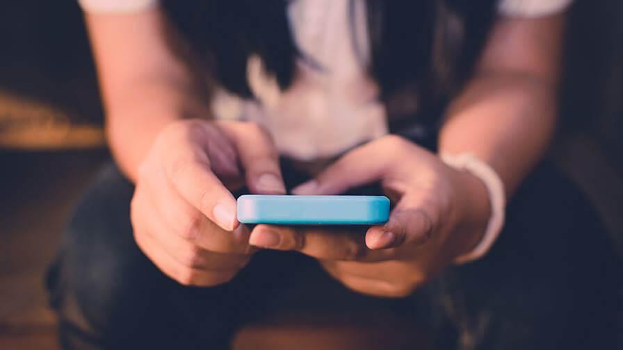 Foto referencia de la práctica del "sexting".