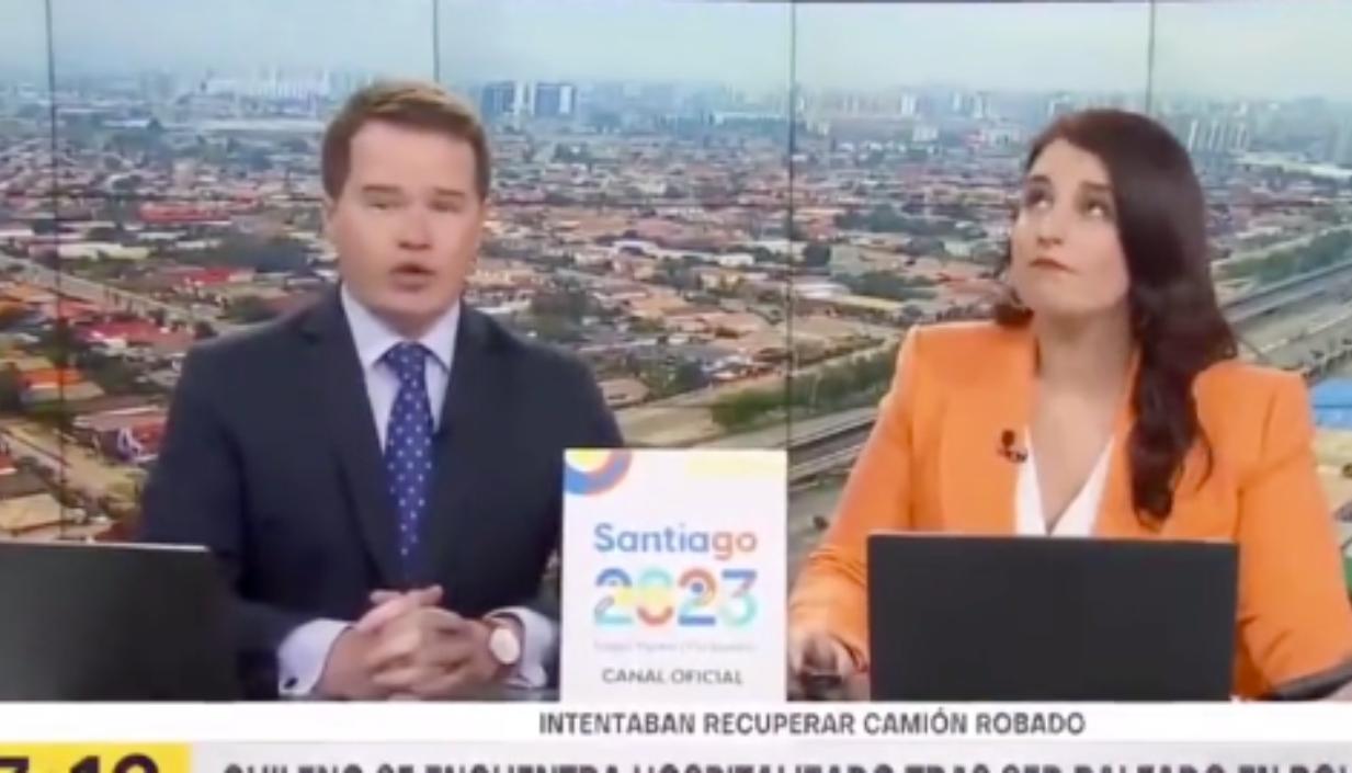 Momento en que los presentadores de un noticiero sintieron el sismo. 