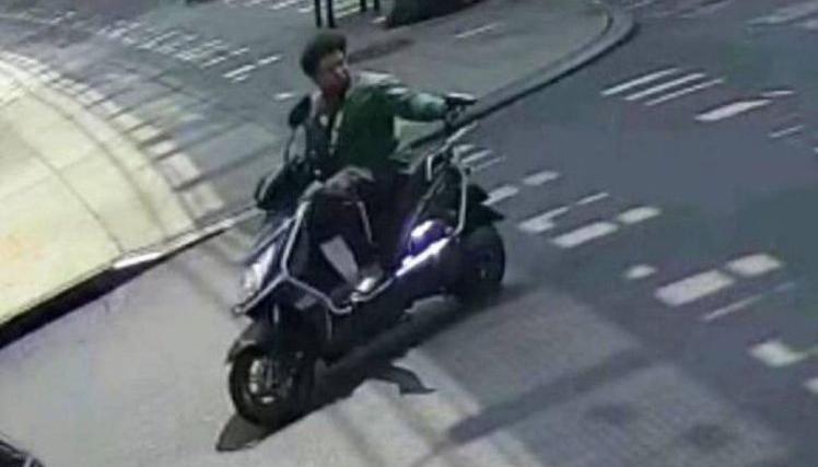 Hombre a bordo del ciclomotor.