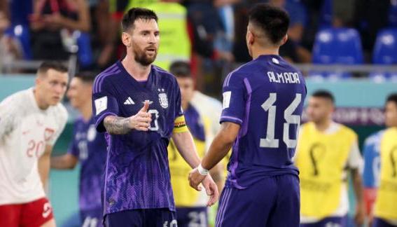 Lionel Messi y Thiago Almada. 