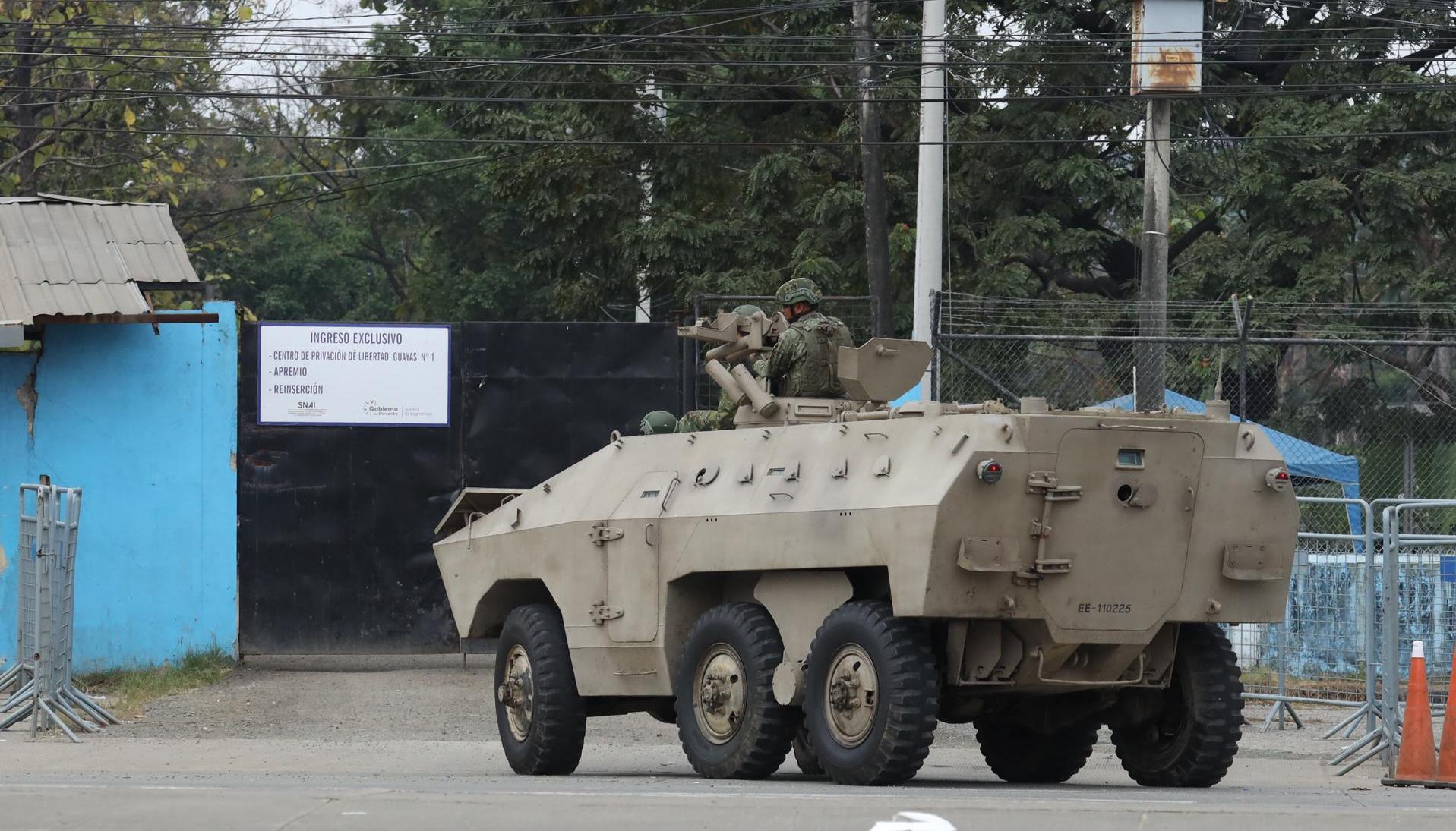 Tanque blindado de las Fuerzas Armadas en la Penitenciaría del Litoral