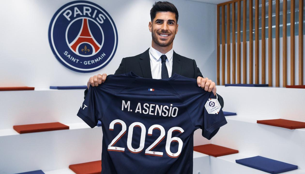 Marco Asensio con la camiseta que confirma su contrato hasta 2026 con el PSG.