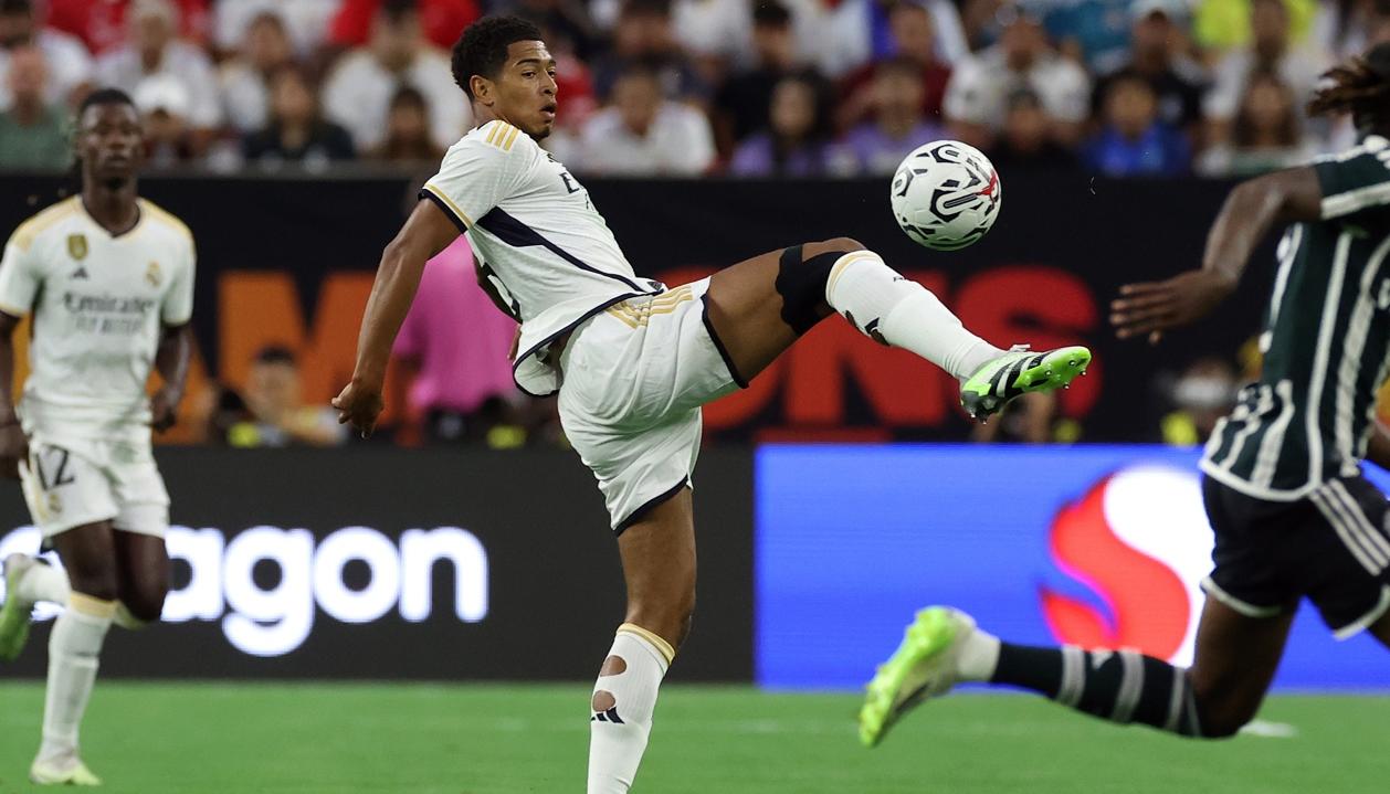 El inglés Jude Bellingham marcó un gol contr el Manchester United. 