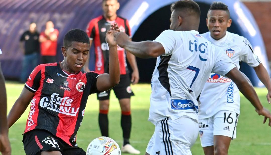 Léider Berrío disputa la posesión de la pelota con Jonathan Tapias.  