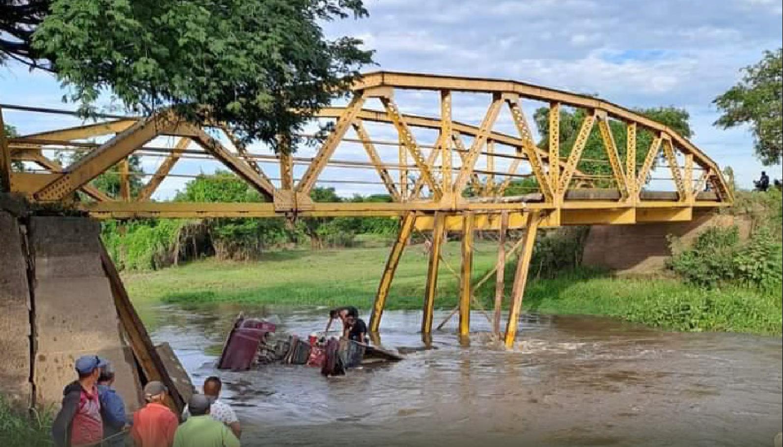 El puente que se precipitó en el Caño Michichoa.