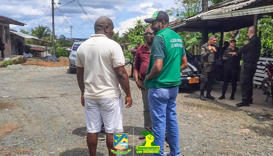  El alcalde de Buenaventura, Víctor Vidal, y el secretario de Gobierno, Arlintong Agudelo, en el sector en la que hacen presencia hombres armados.