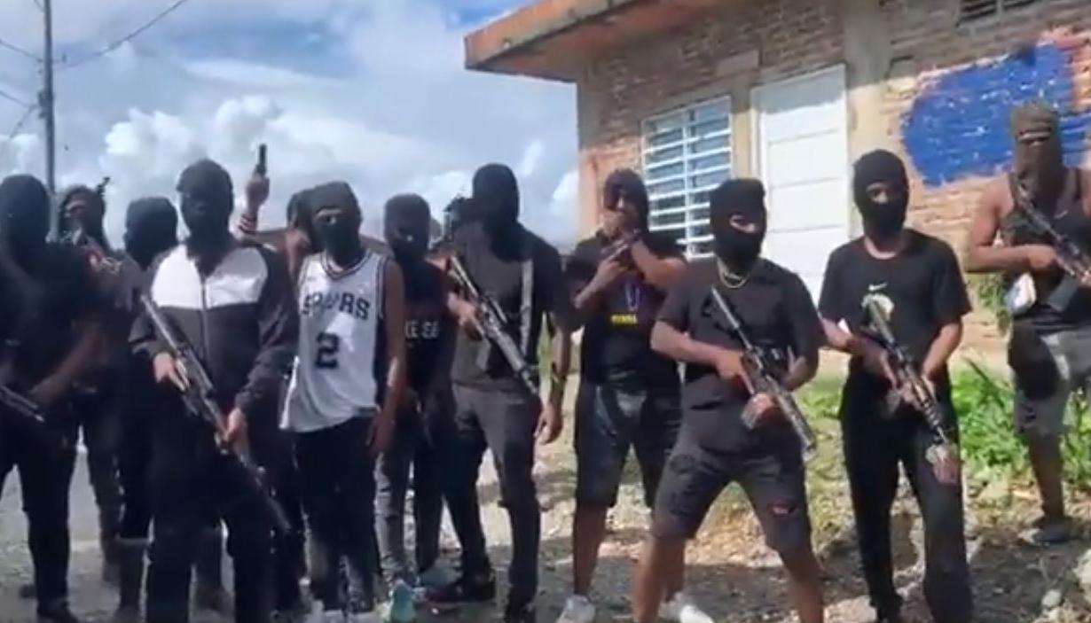 Los hombres armados y con los rostros cubiertos con capuchas de tomaron las calles de Buenaventura