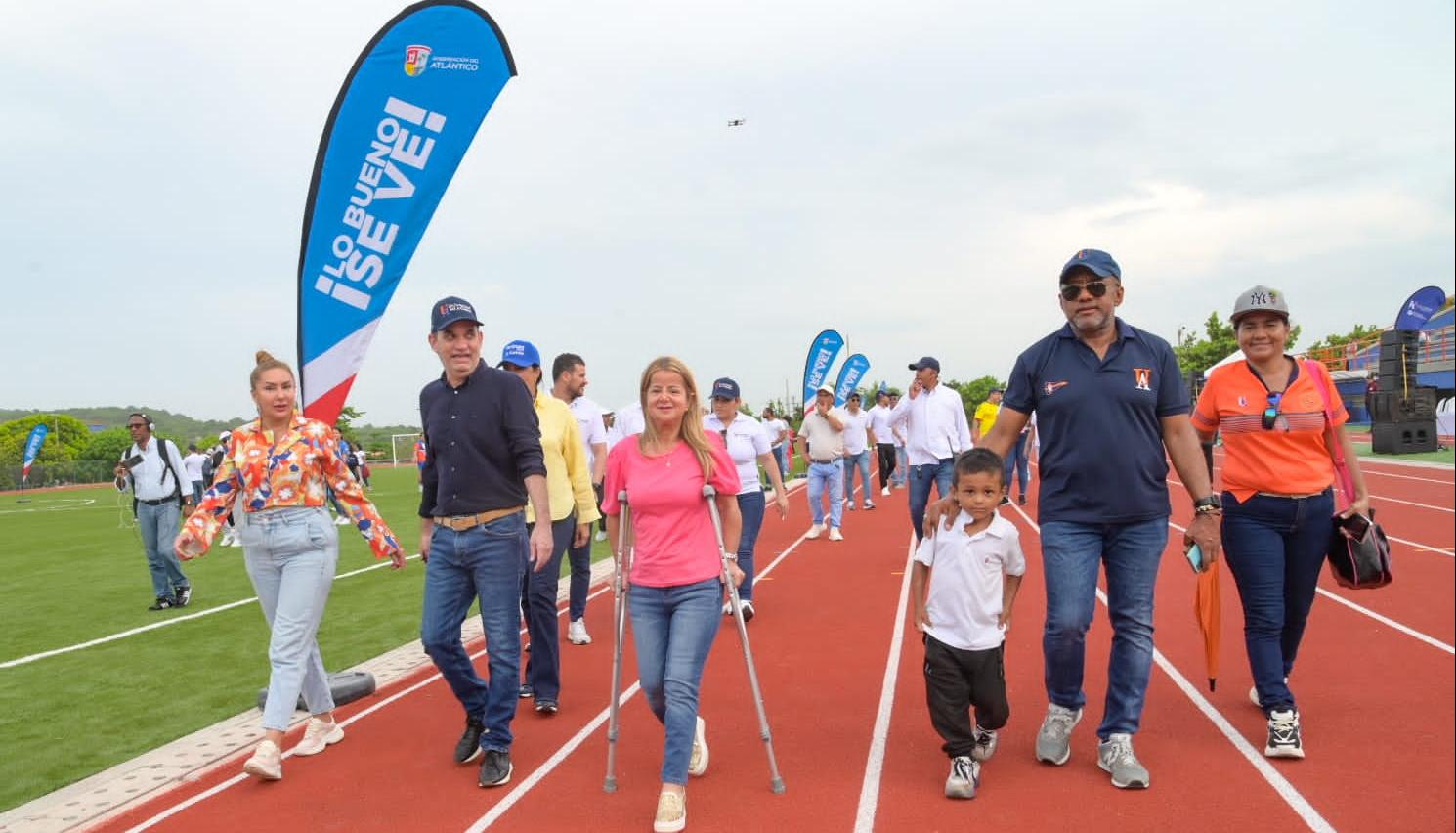 La gobernadora Elsa Noguera recorre la pista atlética en la Universidad del Atlántico sede norte