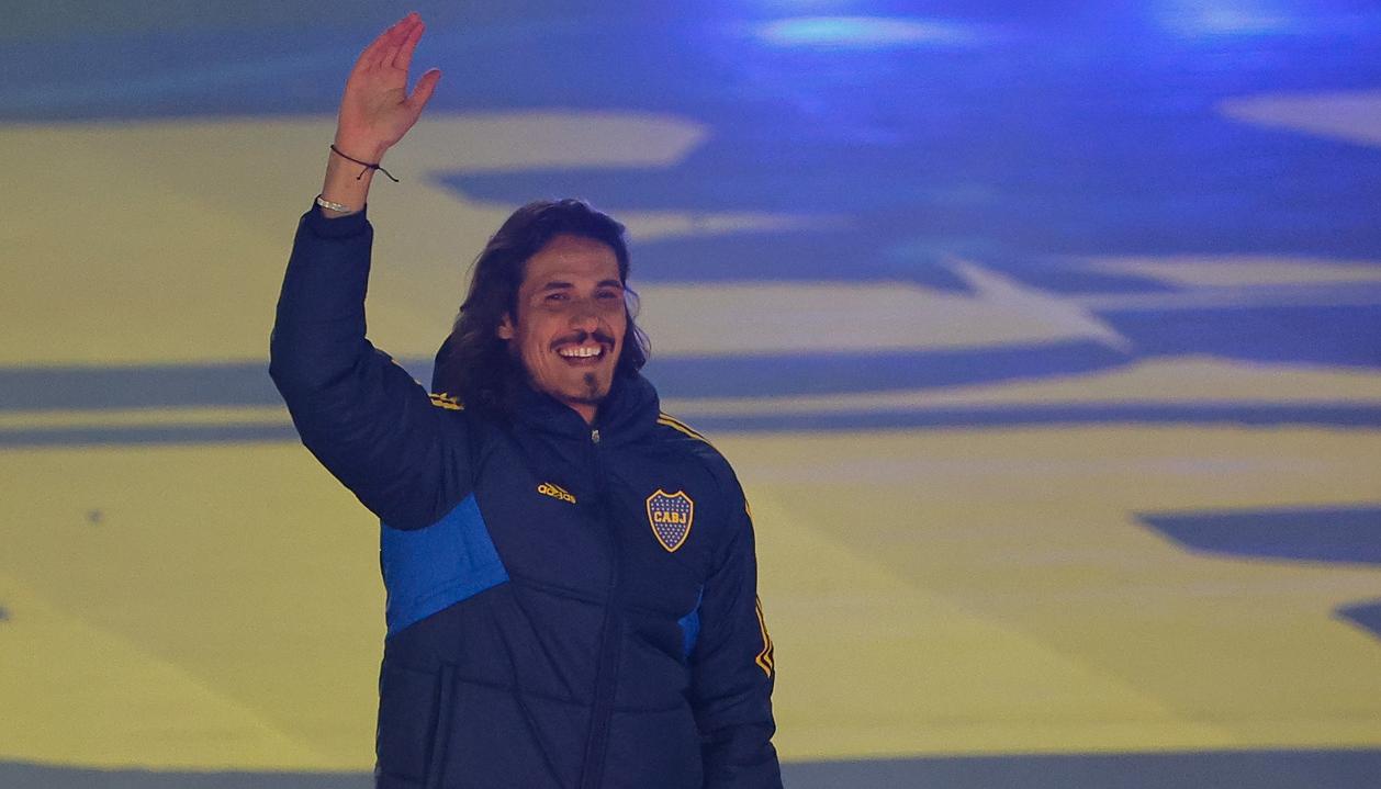 Édinson Cavani saluda a los aficionados de Boca en la Bombonera. 
