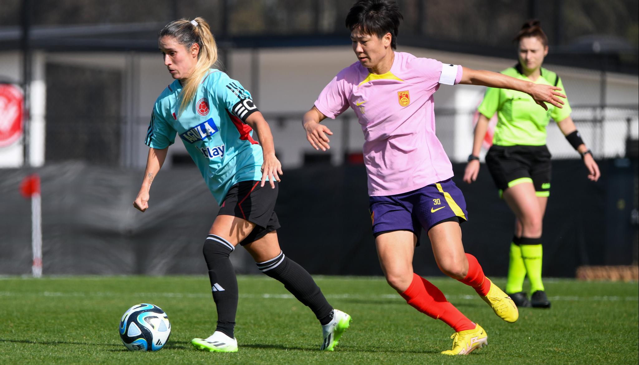 Daniela Montoya, capitana de Colombia, durante el juego amistoso contra China. 