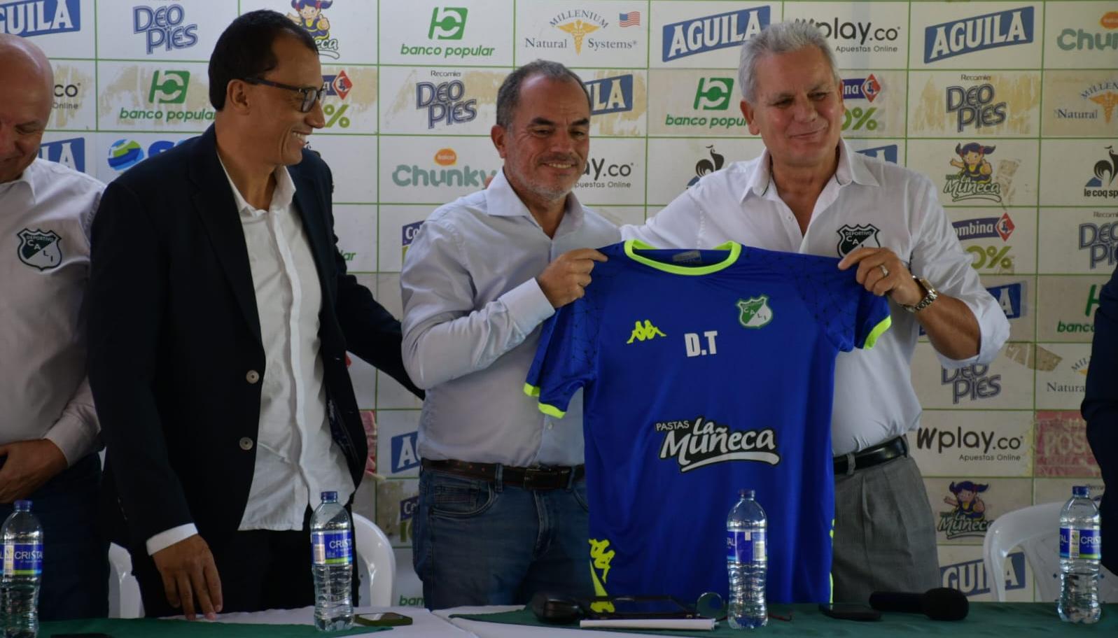 Jaime De la Pava con el presidente del Cali, Luis Mena, y su asistente John Jairo Escobar. 