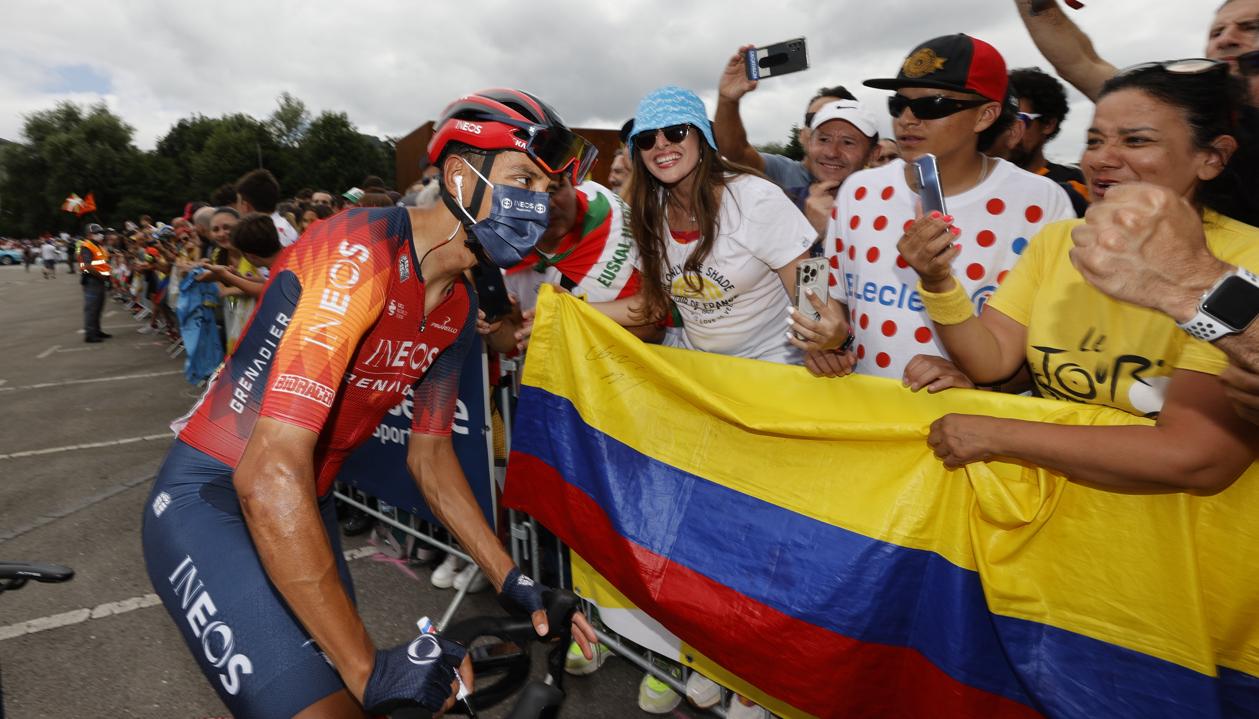 Egan Bernal saluda a unos aficionados colombianos al final de la etapa.