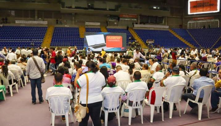 Parte del auditorio que se quedó esperando al Presidente Petro en Bucaramanga.